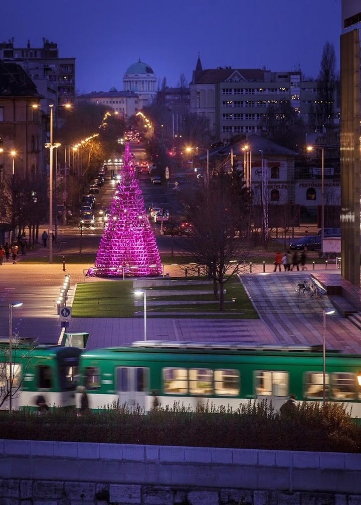 匈牙利Hello Wood工作室用雪橇打造的巨型圣诞树丨匈牙利布达佩斯丨匈牙利Hello Wood设计工作室-16