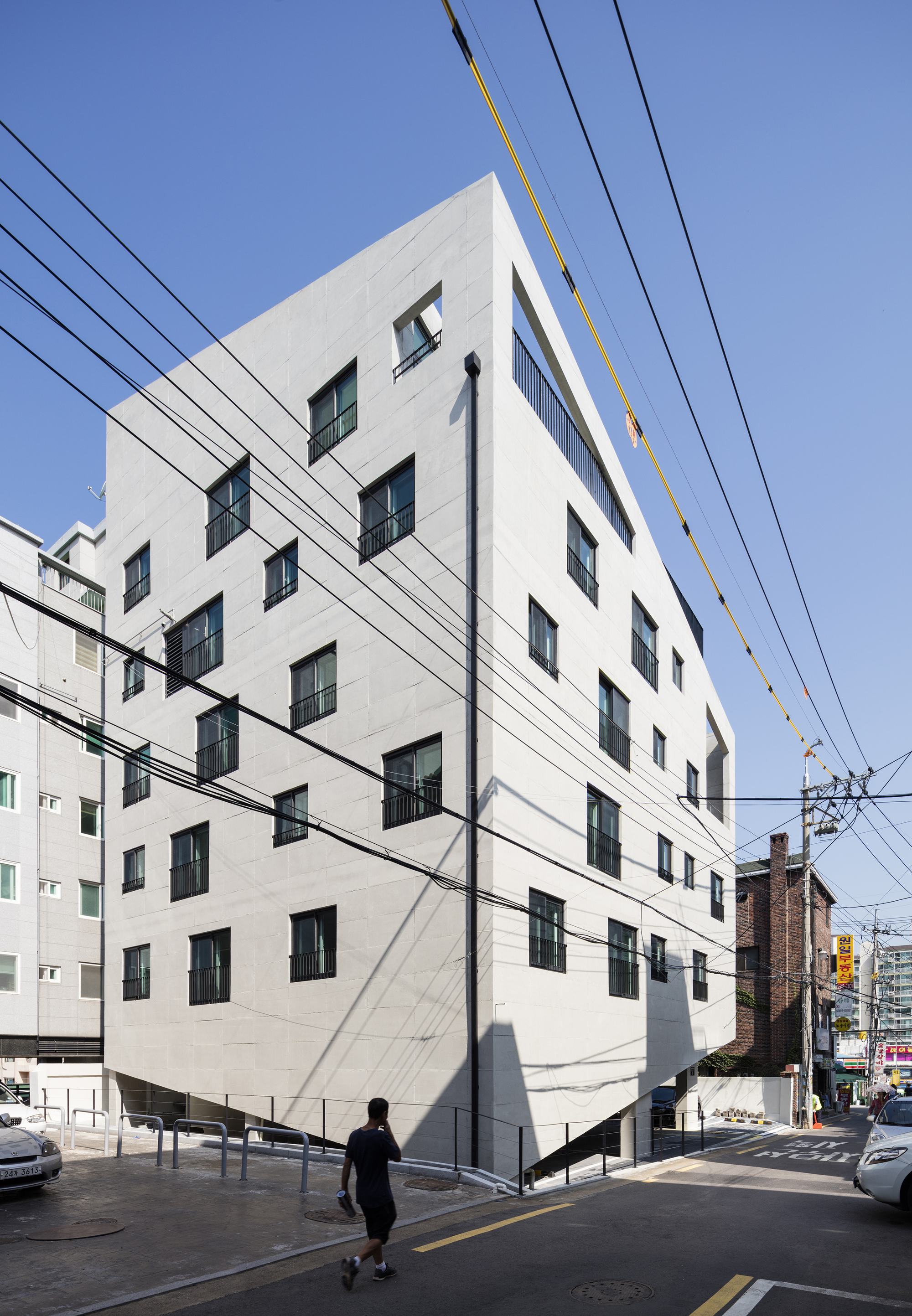 Bracing House / Atelier Jun-32