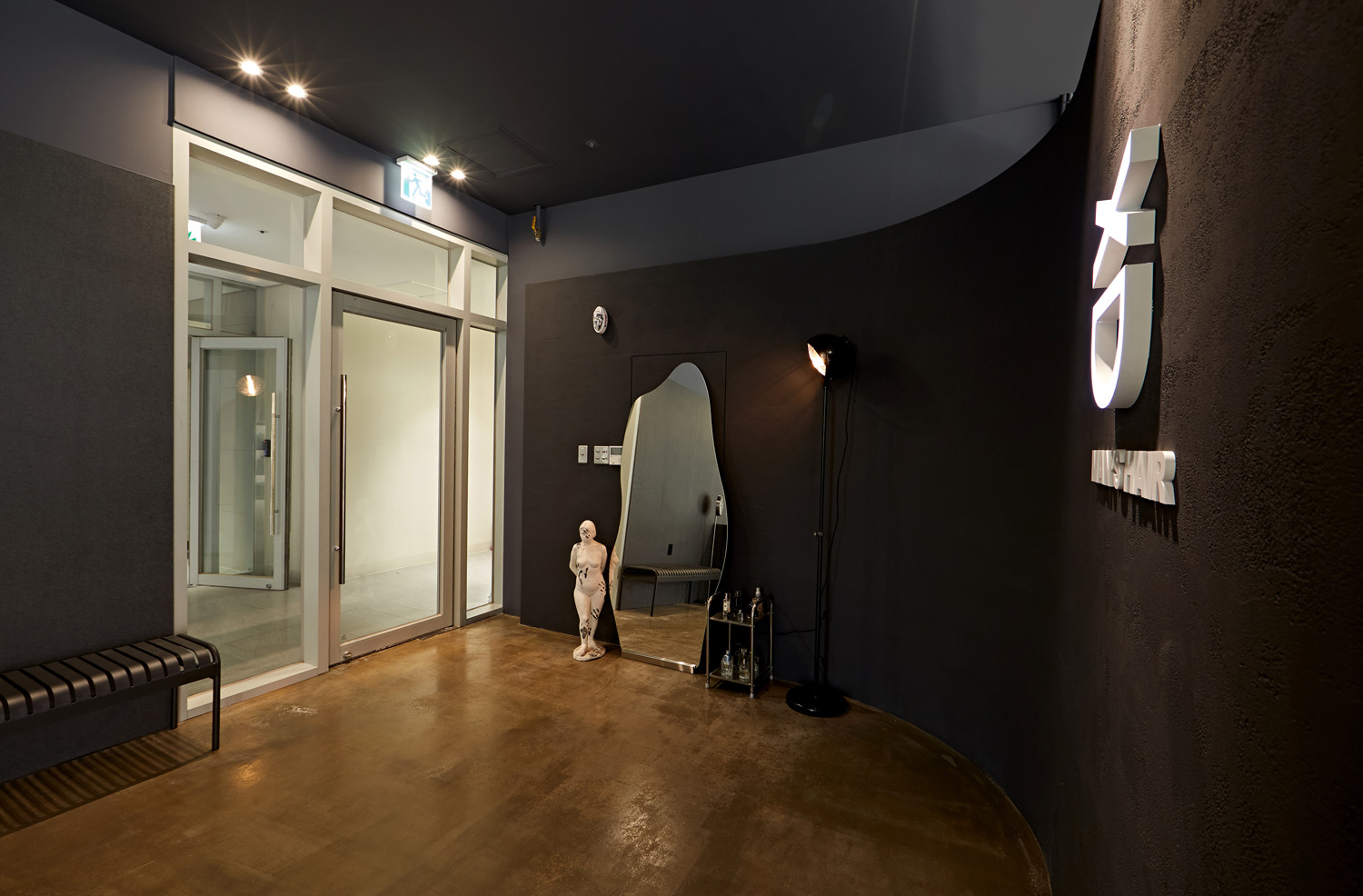 22 平现代男性美容室 | 黑白色调的精致空间-6