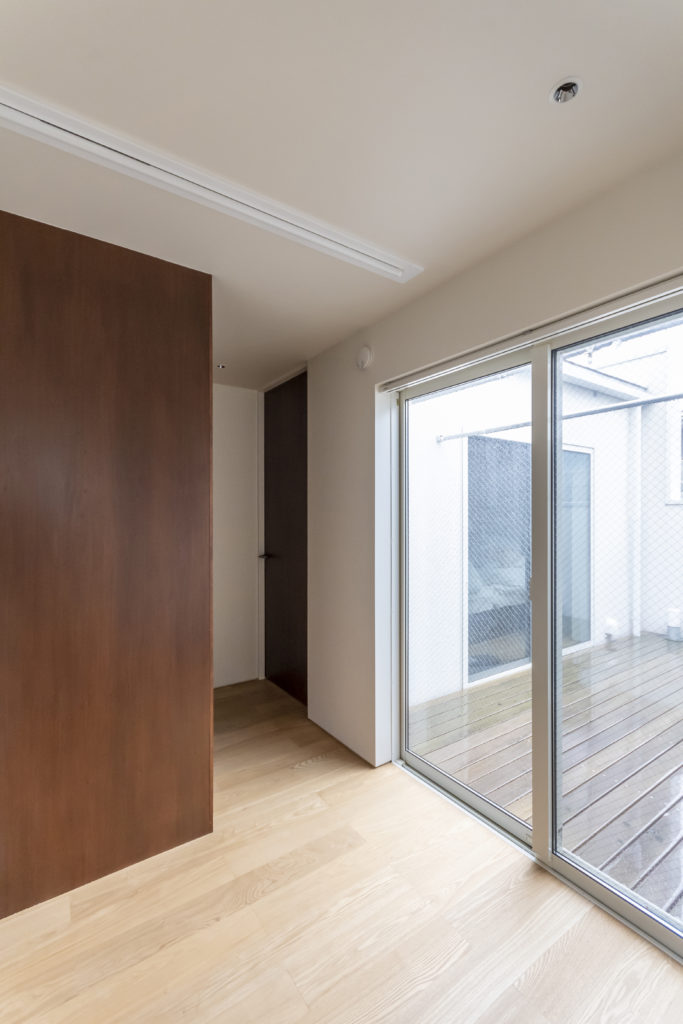 四囲を壁で包んだ家住宅の密集地ながら、静かで落ち着き感のある空間で暮らす | Architecture | 100%LiFE-13