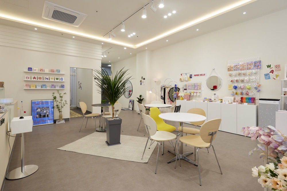 白色梦幻咖啡厅 | 31 平米的极简艺术空间-8