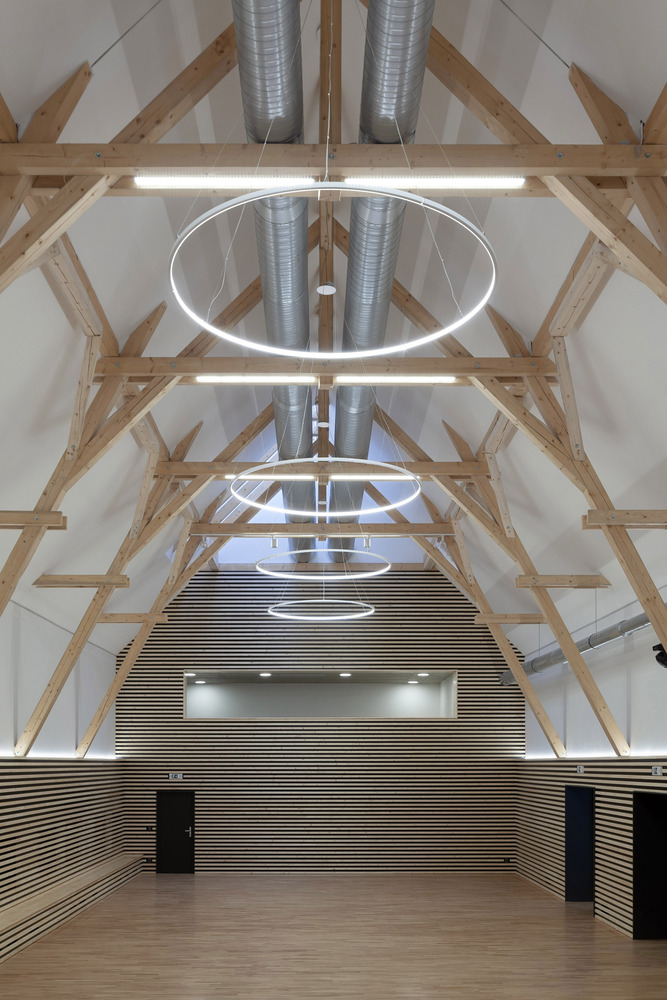 捷克 Píšť信息文化中心 · 白色几何建筑的公共空间创新-36