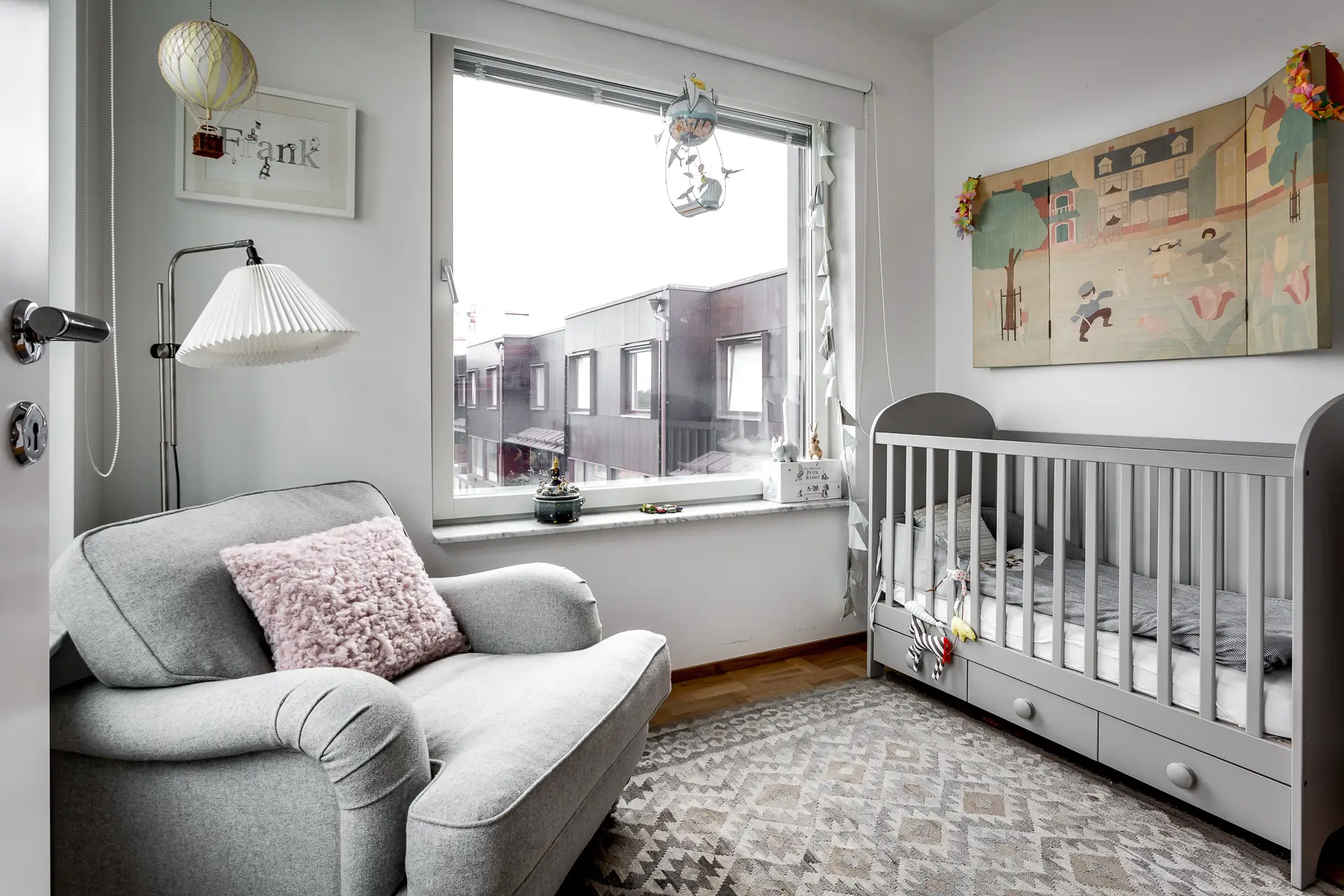 极简灰色公寓中的法国设计金属壁炉-19