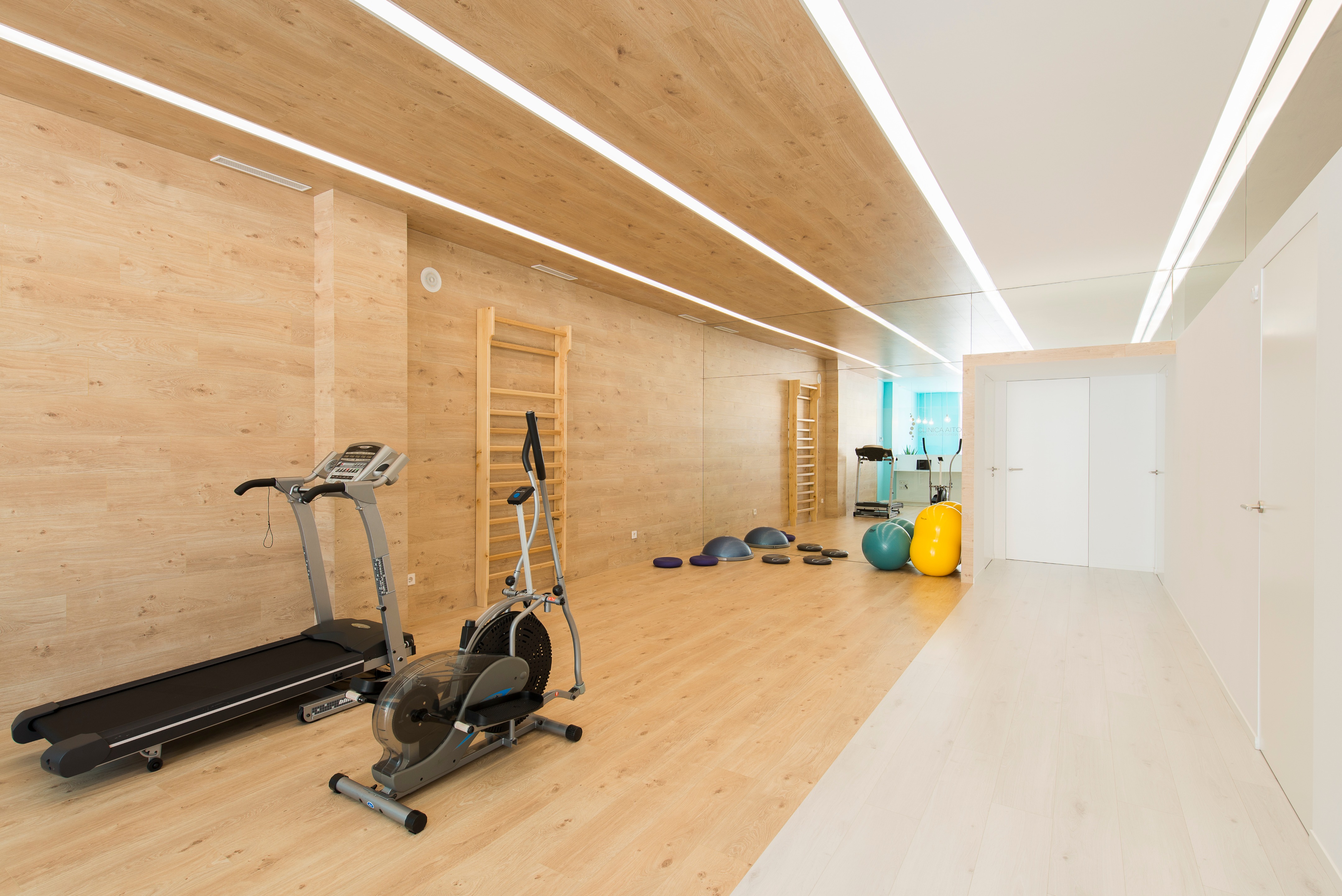 西班牙 Aitor Mira 诊所 | 自然光与木质调的舒适疗法空间-13