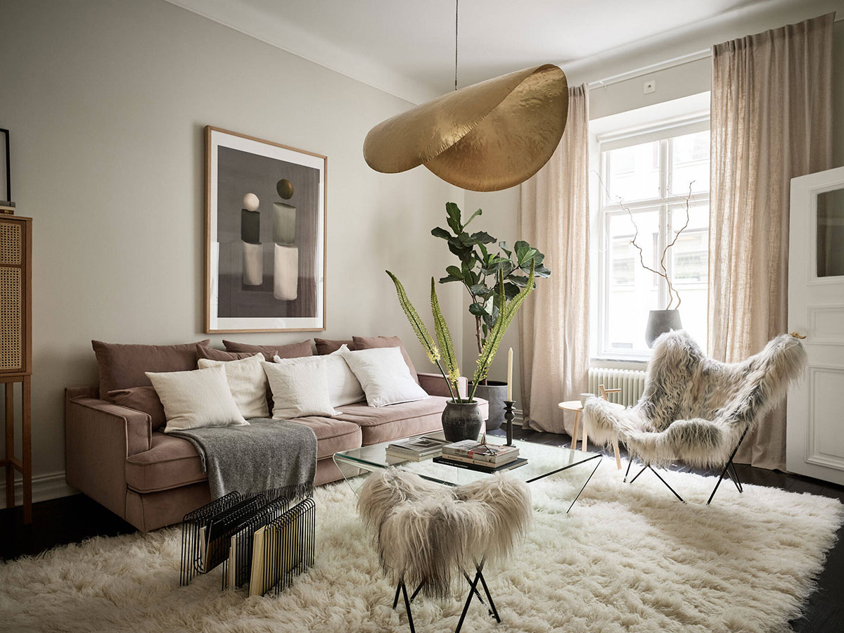 黑色地板和柔和的女性化装饰：哥德堡的宜人公寓-1