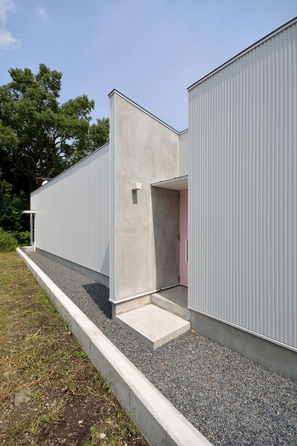 日本长型场地上的简约木质住宅-16