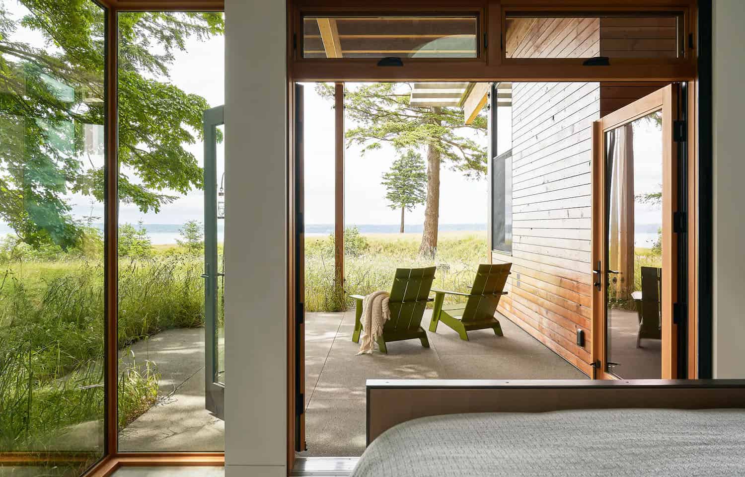 An intimate retreat tucked into a forest overlooks serene Puget Sound-7
