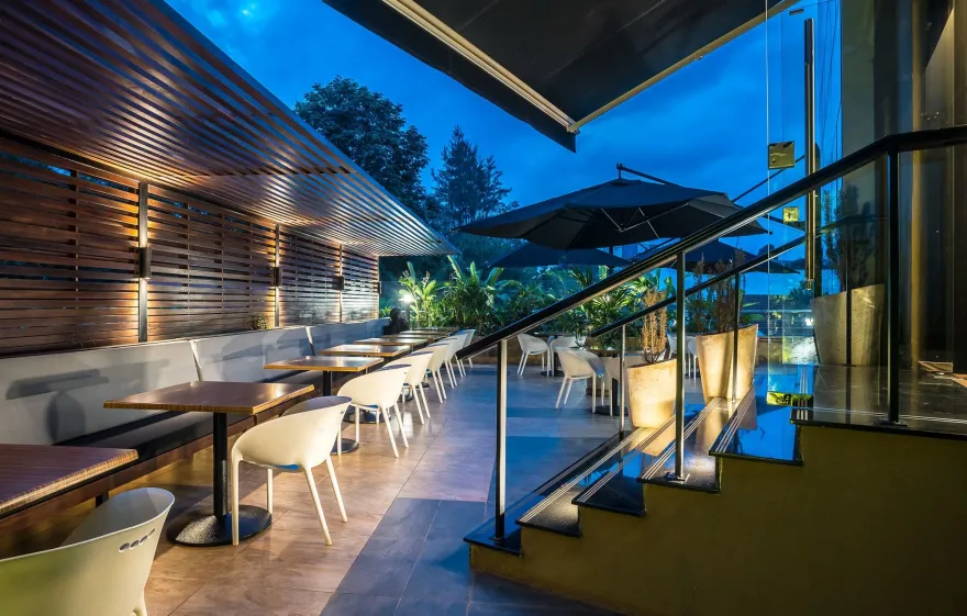 纽约风格餐厅设计,展现红砖、皮革与黑白的魅力-41