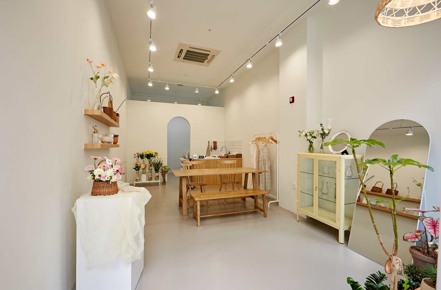 温暖氛围的 10 平米白色木屋办公室设计-4