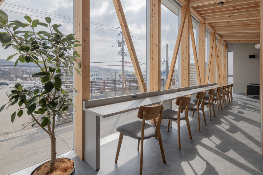 Café with a Large Tree in the Middle of Town / Kazuto Nishi Architects + toitdesign-13