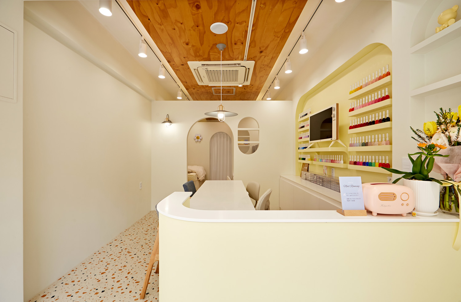 13 平白色与木质小空间的巧妙设计-3