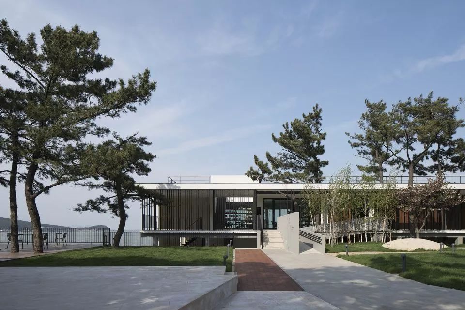 民宿设计，不论是重建或扩建、运用设计的加法或减法、还是采用在地材料，不仅能使荒废破旧的乡下老宅焕然一新，也能重塑一方水土。-27