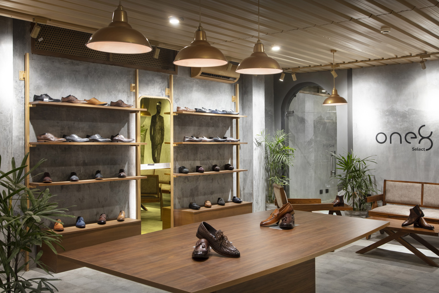 融合建筑美学的奢华鞋店设计-17