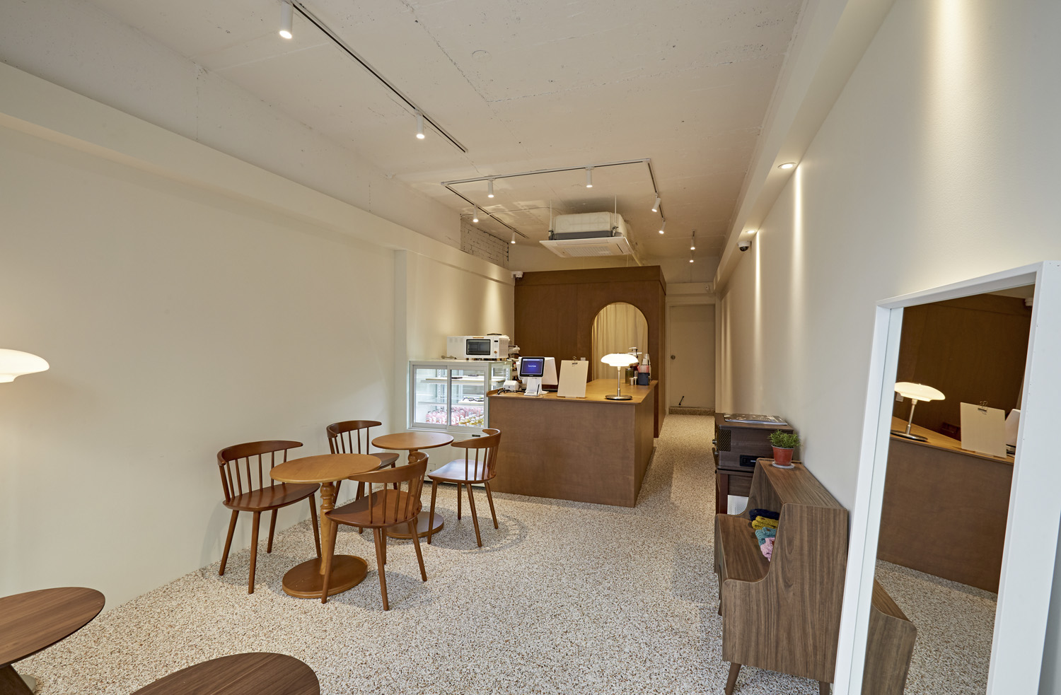 十平米简约咖啡馆，Manoah 诠释白色与木质魅力-5