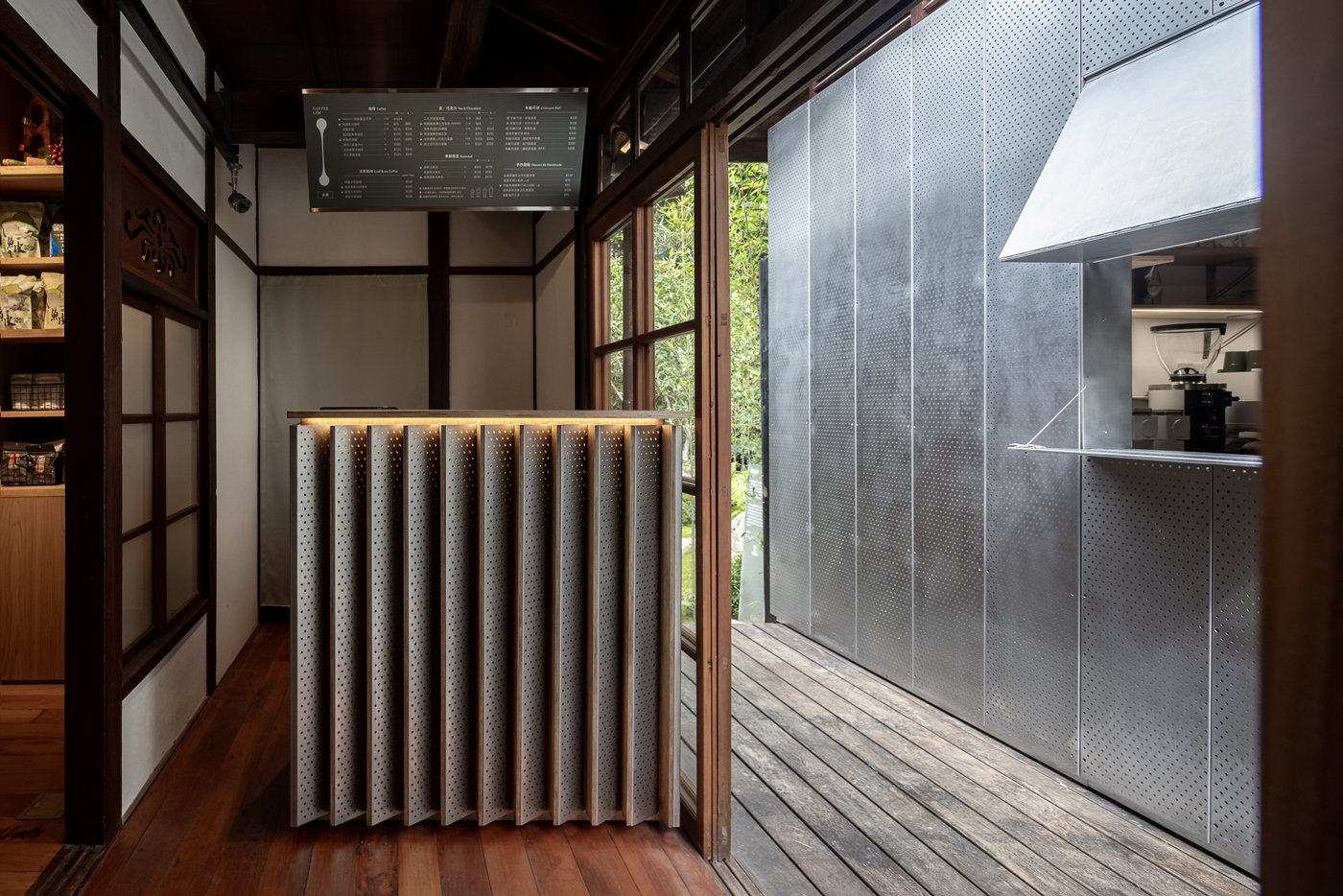 以金屬沖孔板演繹「融合與再現」的建築宣言：「COFFEE LAW 山物所」在日式庭園，映照百年町屋的歲月光澤和詩意 — Hey!Cheese-9