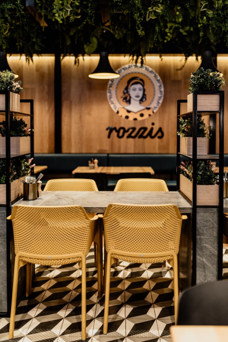 墨尔本 Rozzis 餐厅绿植环绕的现代花砖空间-3