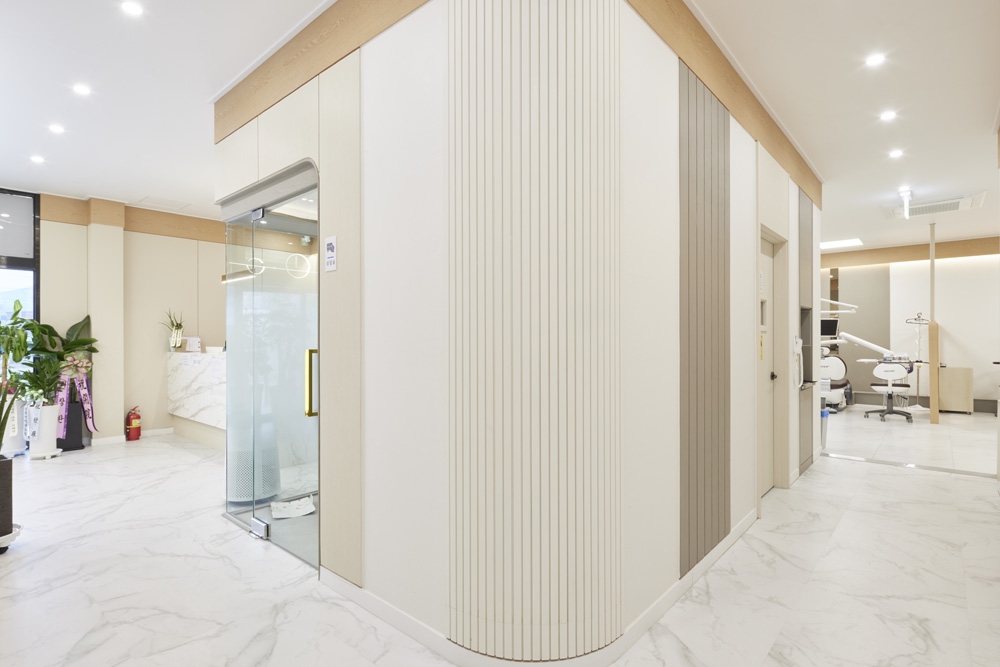 白色与木质，打造温馨的 57 平米牙科诊所-6