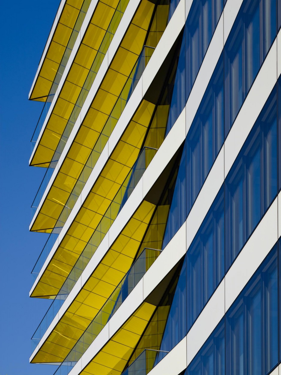 河岸别墅；河滨住宅；河畔公馆（三个根据不同情境从通用语境考虑比较常用的表达，可按需选择其一 ）

注：最好能提供完整语境，以便输出最贴切唯一的翻译如果在建筑行业领域，河岸府邸相对更适合；如果是住宅介绍，河岸别墅会较合适；若作为酒店之类的名称，河滨酒店也有可能个人倾向按住宅常见角度用河岸别墅 丨英国伦敦丨David Walker Architects-39