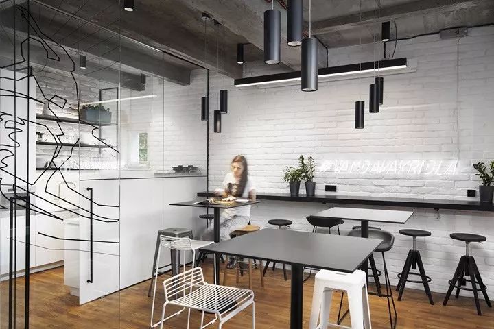 红牛布拉格办公室 | 极简工业风的千禧社区-4