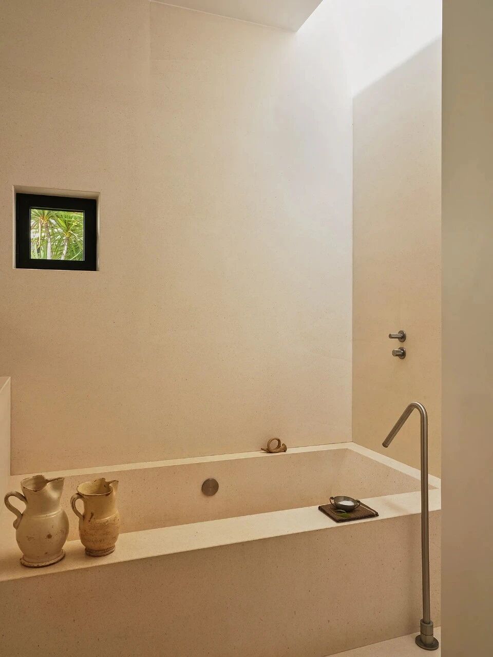 池畔松影·伊比萨山谷里的静心之所丨西班牙丨法裔伊朗建筑师帕斯卡尔·谢赫·贾瓦迪-29