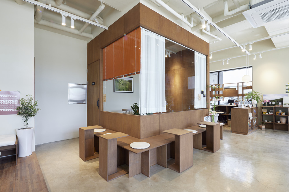 "50 平米白色木质甜品咖啡厅设计"-12