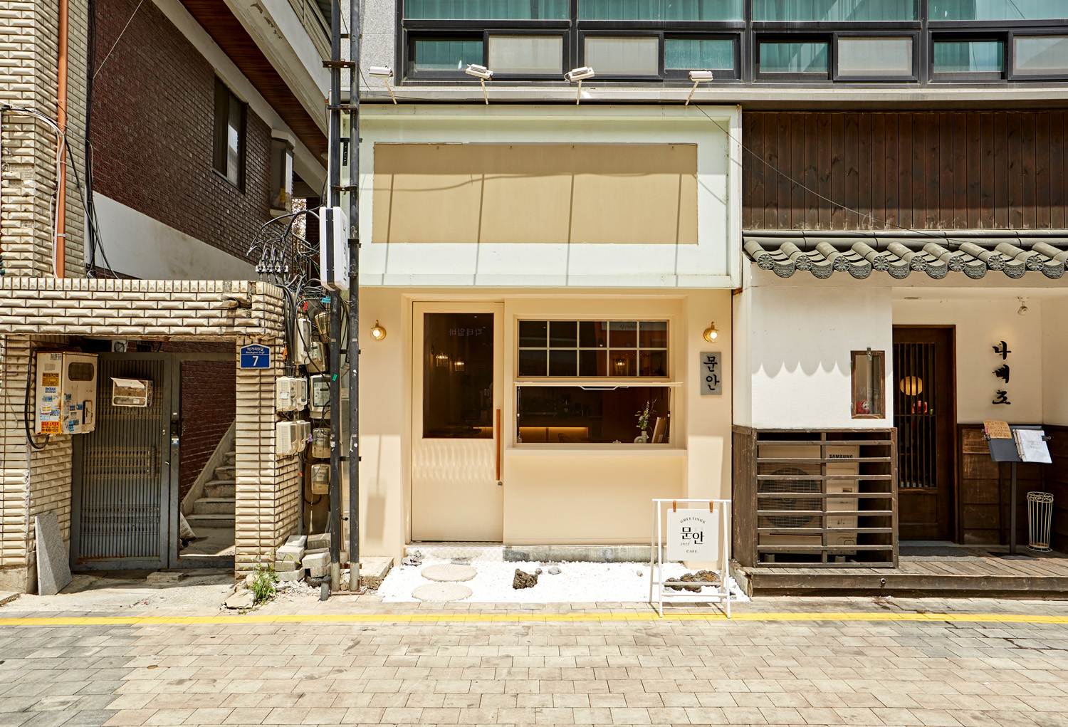 13 坪天安咖啡馆 | 明亮温馨的白色&木质空间-2