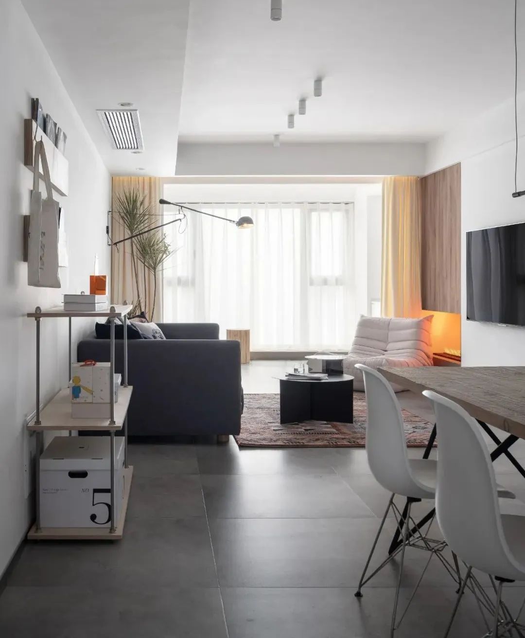 黑白基调,打造隔绝纷扰的年轻夫妻新居-22