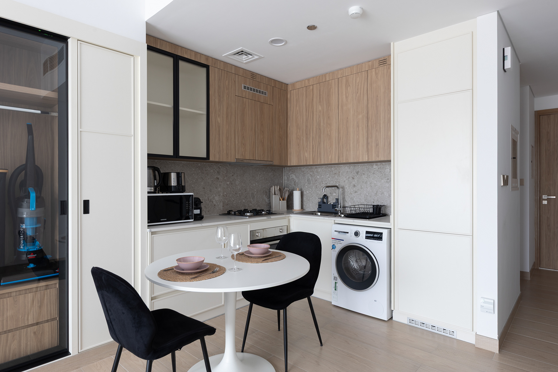 带木质元素的白色工作室公寓-2