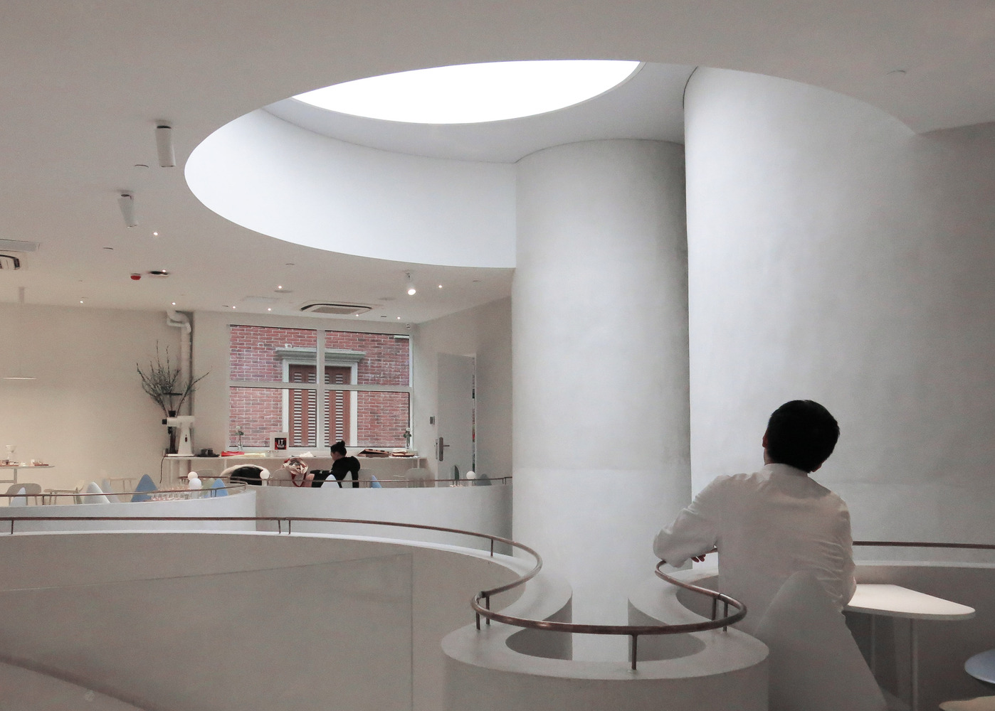 上海繁华商圈的宁静咖啡空间-18