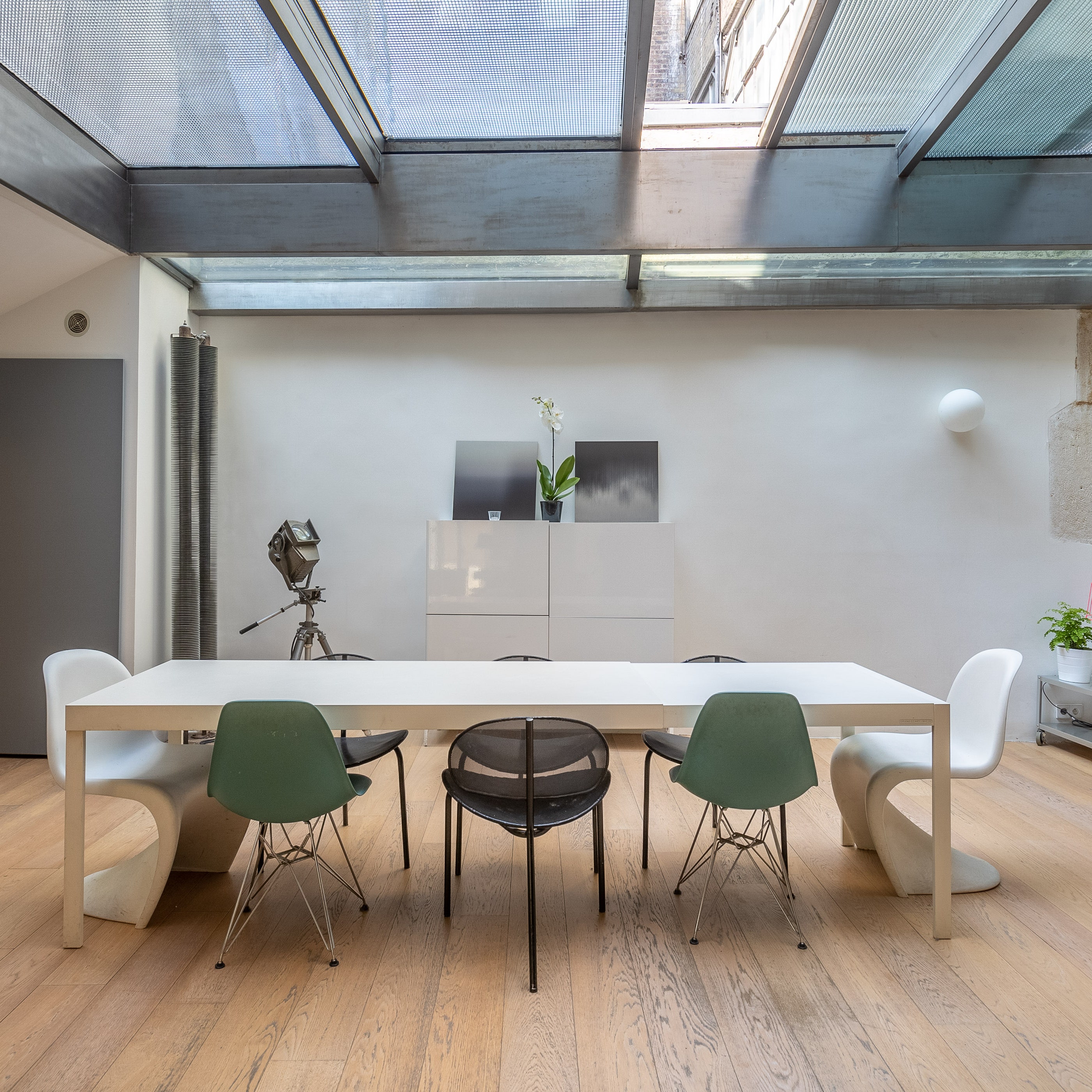 巴黎圣马丁运河旁，Jean Nouvel 设计的 144 平米 loft 公寓出售-0