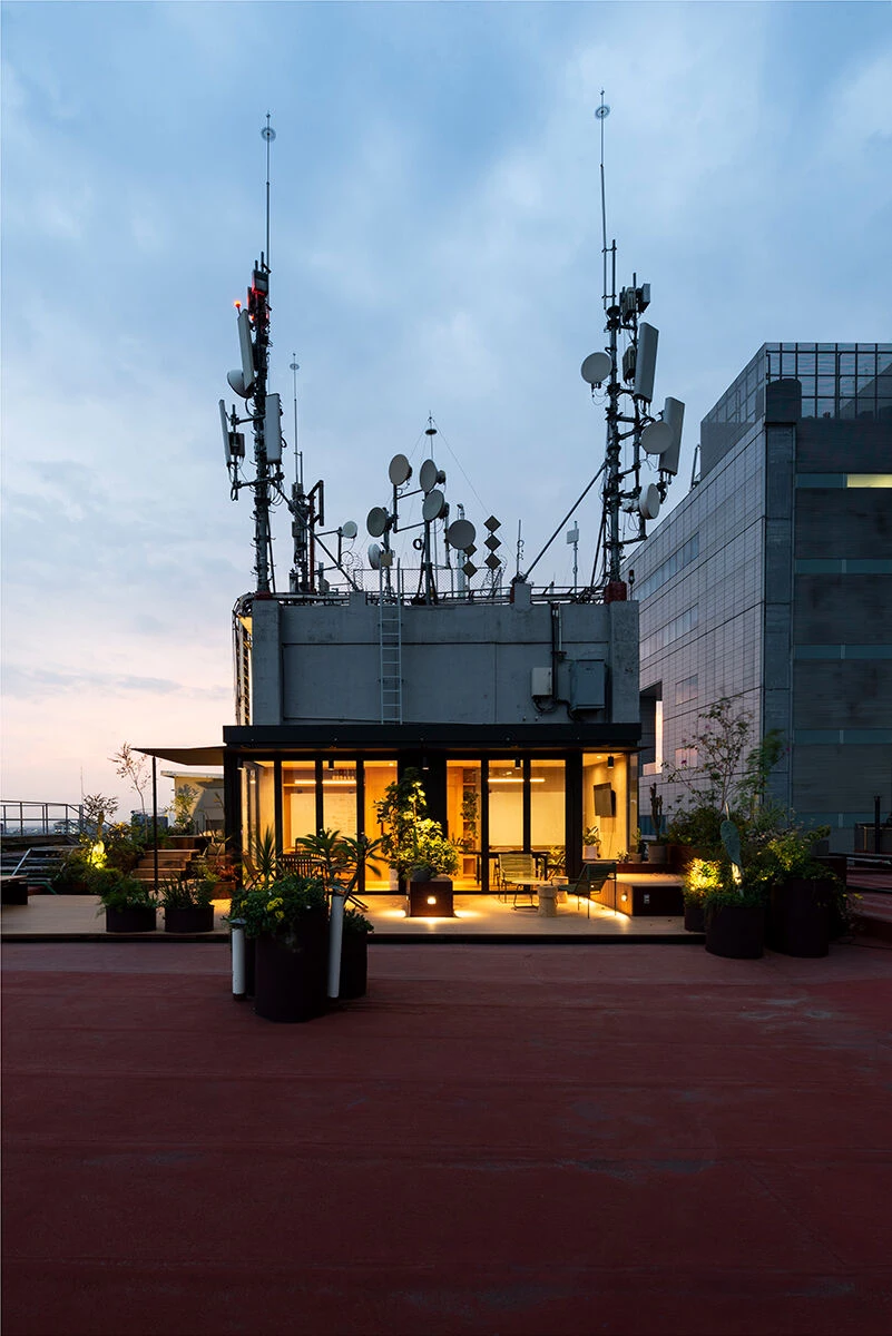 墨西哥城繁忙大道上的空中办公室改造-30