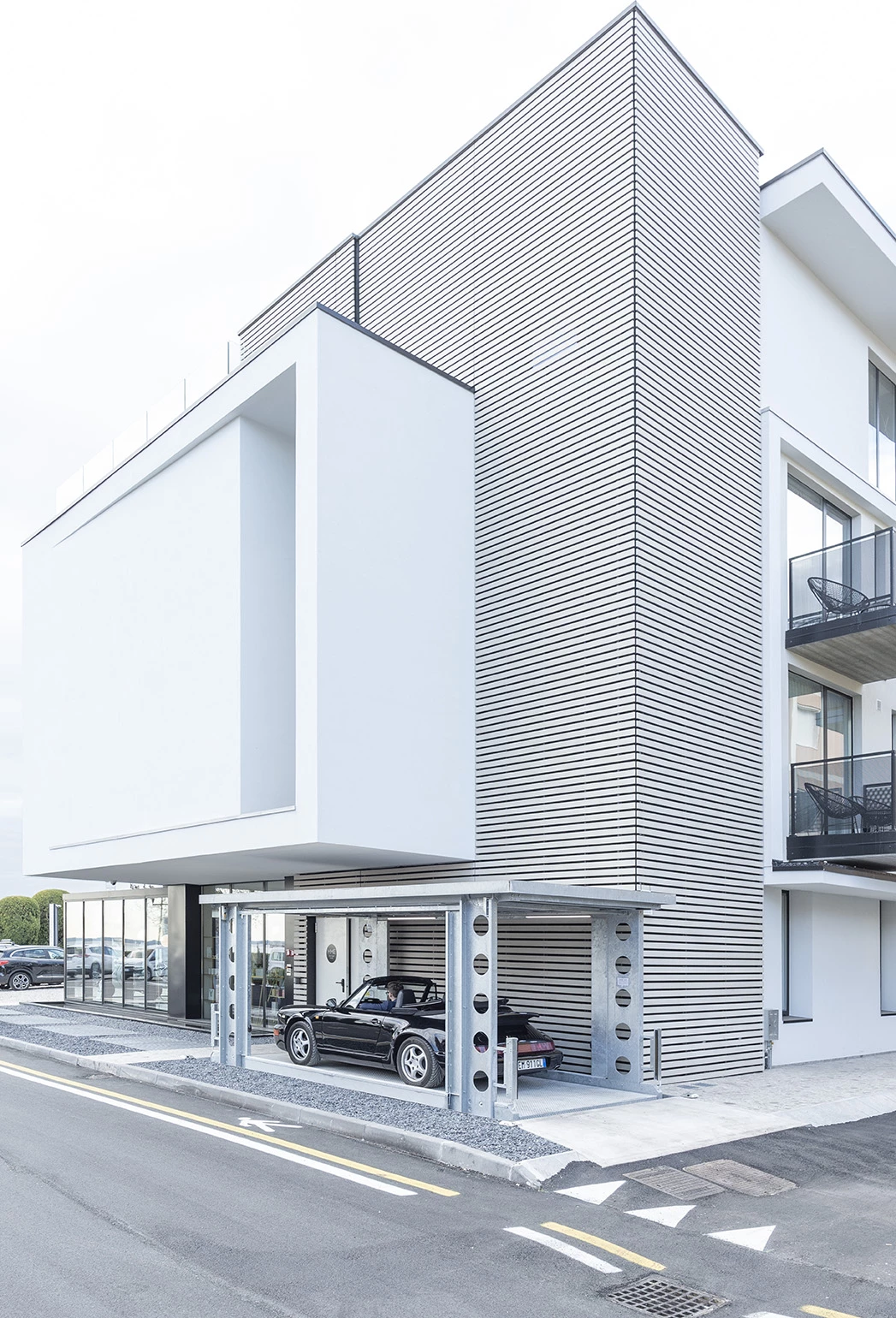 意大利湖畔酒店智能停车设计-19