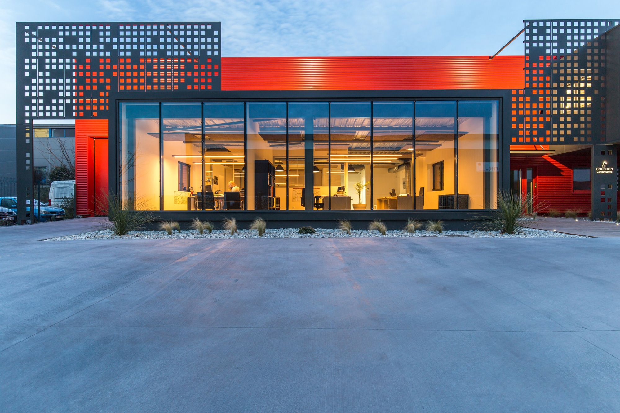 打破对称的金属网格办公楼-6