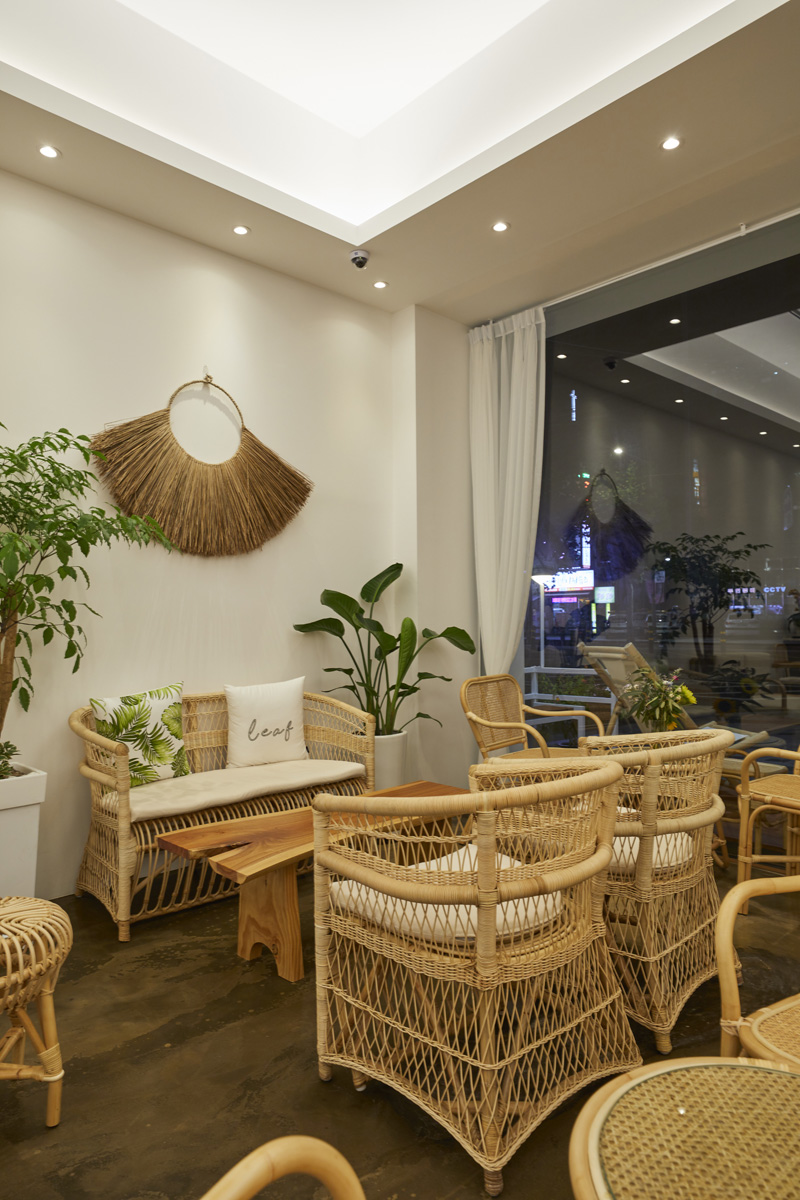 20 平米温馨双色咖啡厅-10