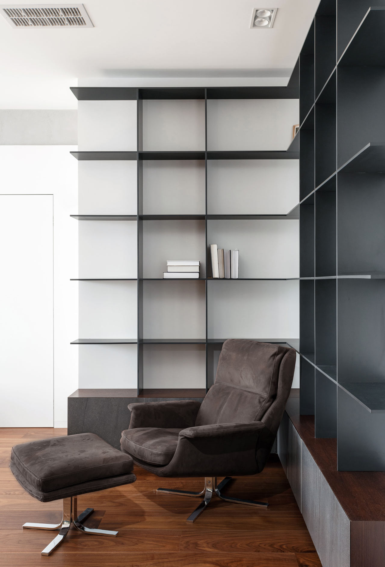 乌克兰顶层公寓 | 城市全景与简约设计的完美融合-12