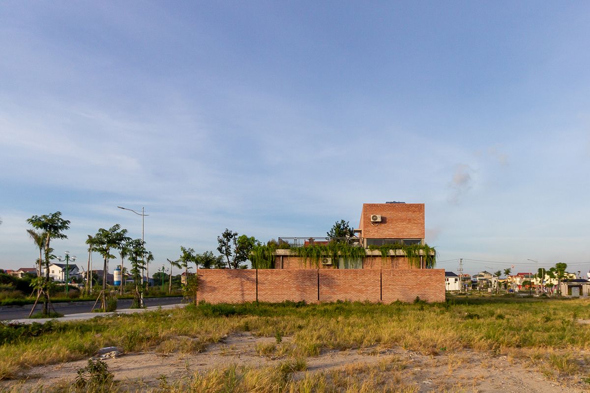 Mạo Khê House - Ngôi nhà gạch đỏ với không gian xanh bao phủ | HGAA-18
