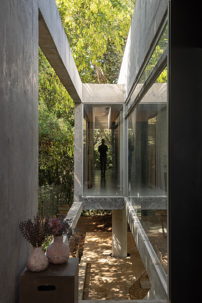 巴西森林中的玻璃混凝土别墅丨巴西巴西利亚丨Estúdio MRGB-33