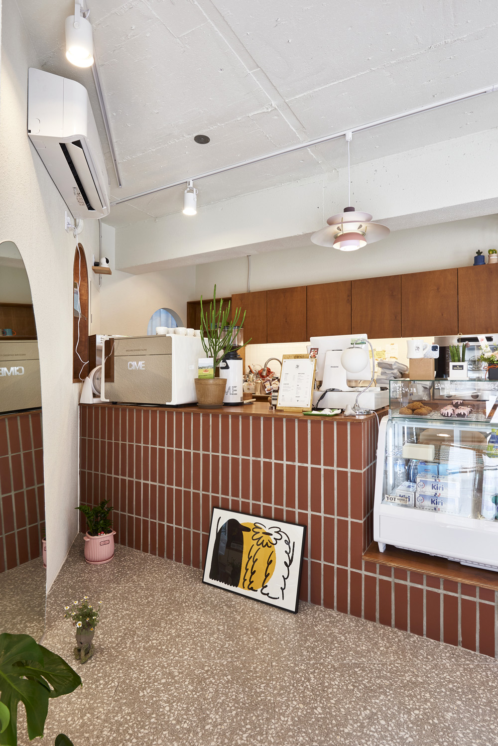 白色与木纹的完美融合 | 10 平米小咖啡厅的极简内饰设计-9