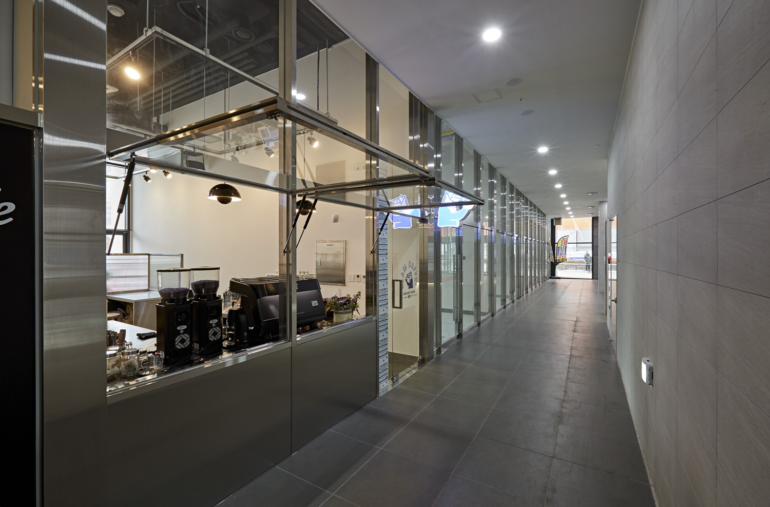 极简风 11 坪咖啡店，打造舒适空间-9