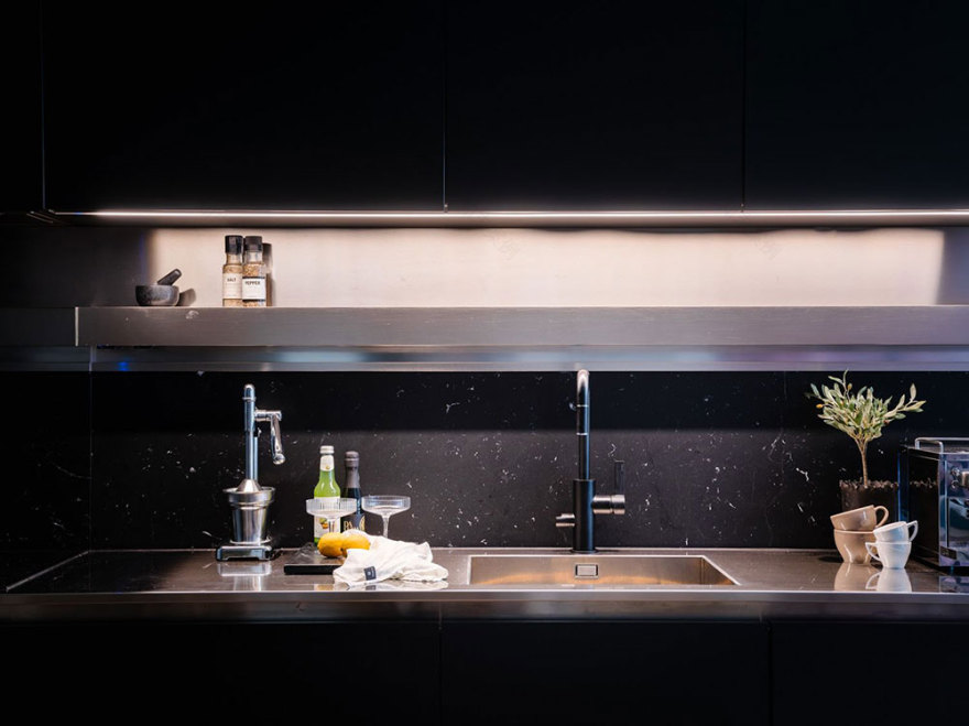 斯德哥尔摩工业风公寓的粉色卧室设计-7