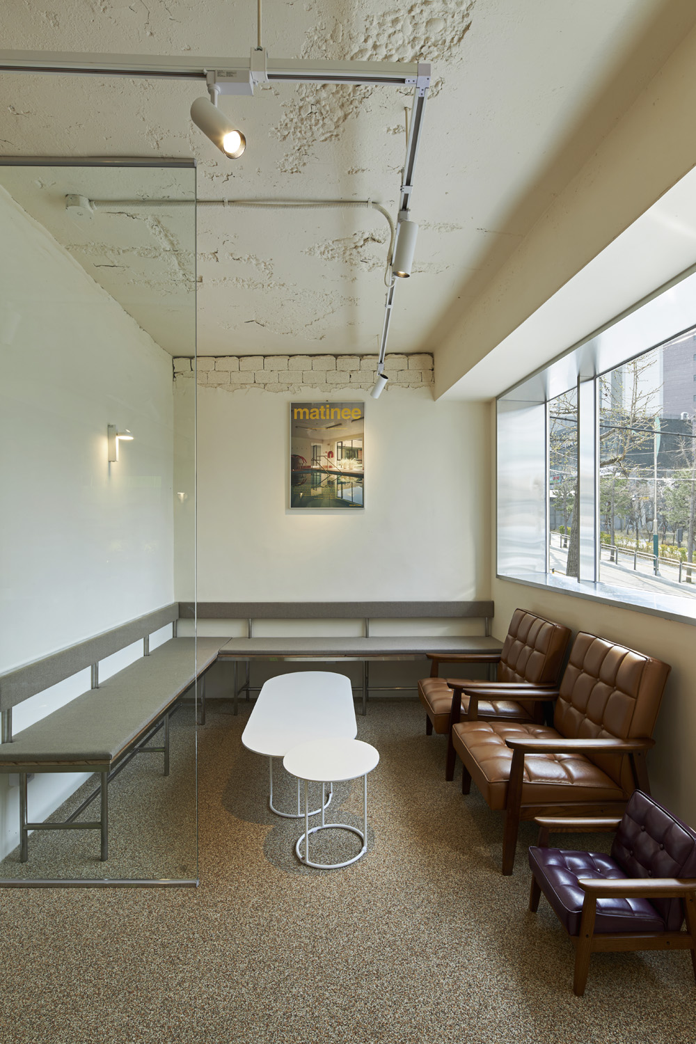 白色与木纹，27 平米高级咖啡厅设计-12