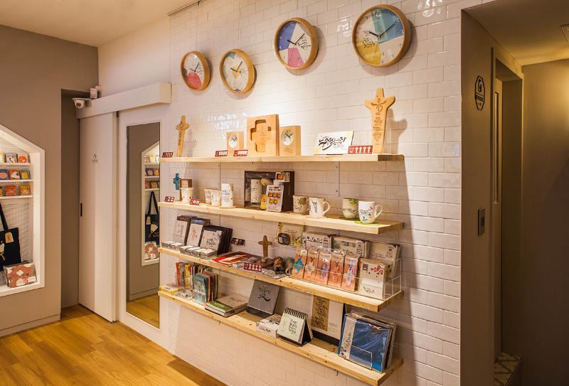 格莱斯维尔的温馨咖啡馆 | 打造卡通风尚空间-11