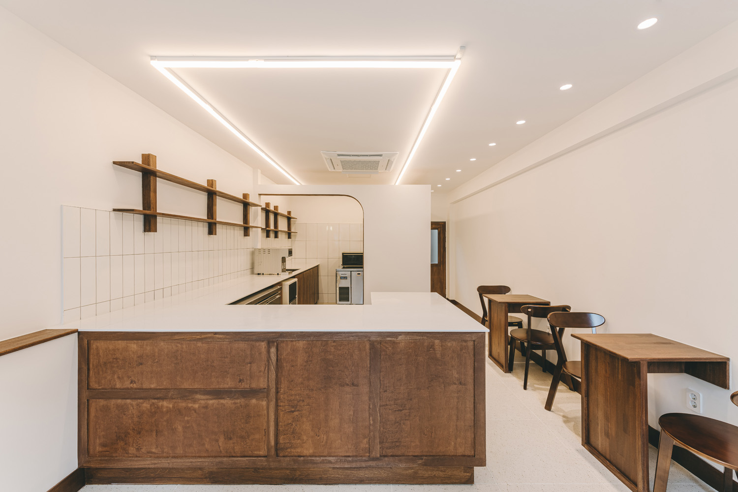 白色与木质，12 平小空间的精致设计-3