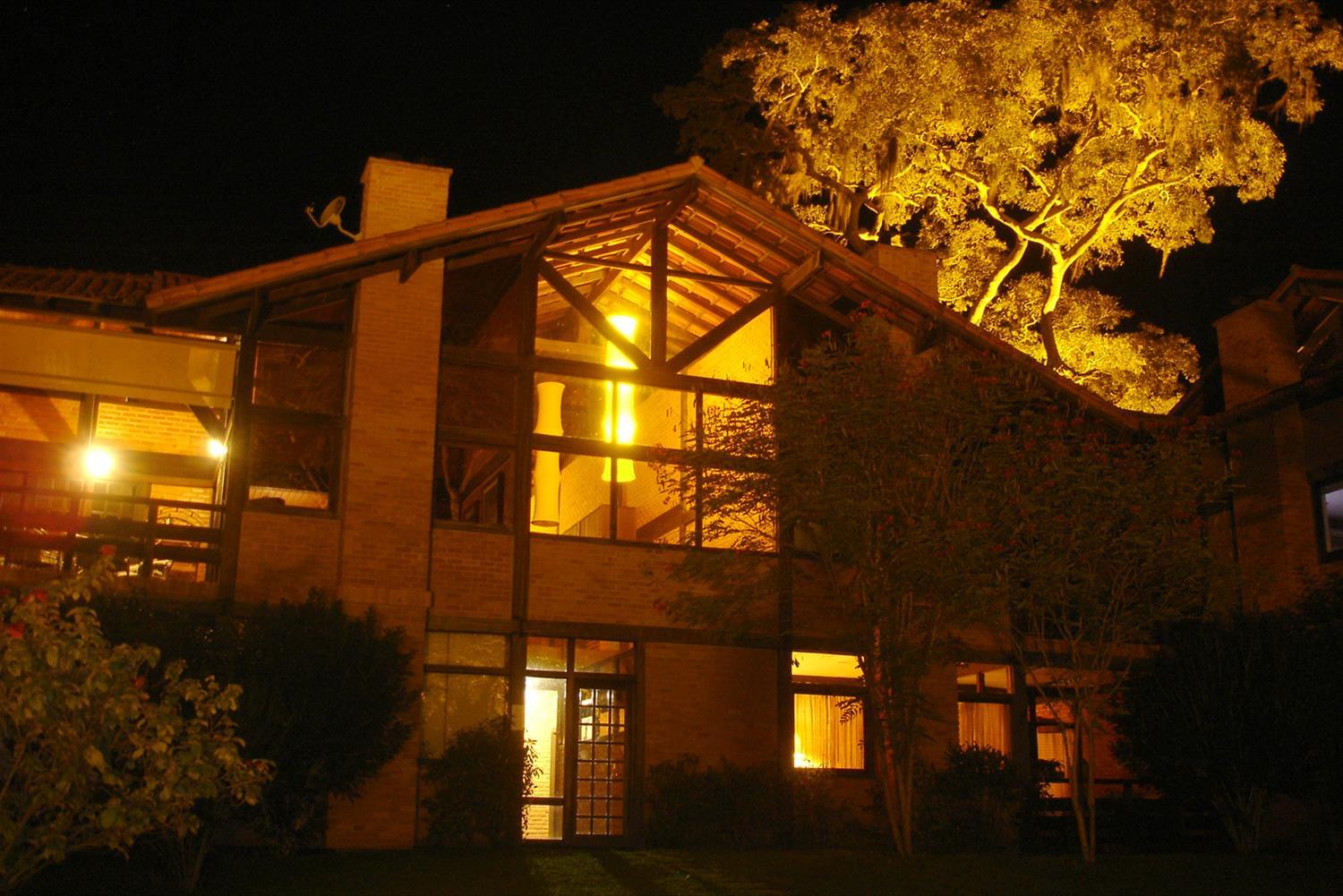 巴西山水之间的木质住宅群-8