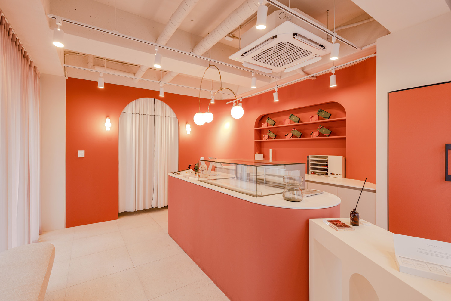 粉色糖果般的斯文空间 | 15 平米咖啡厅的甜蜜设计-3