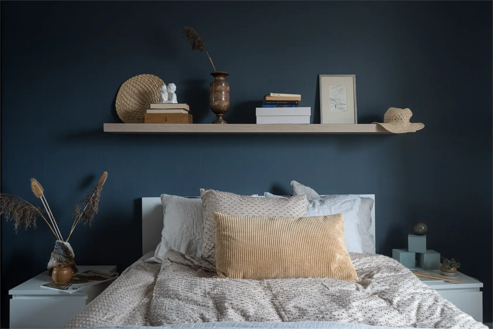 瑞典湖景公寓 | 灰色优雅与自然和谐共生-10