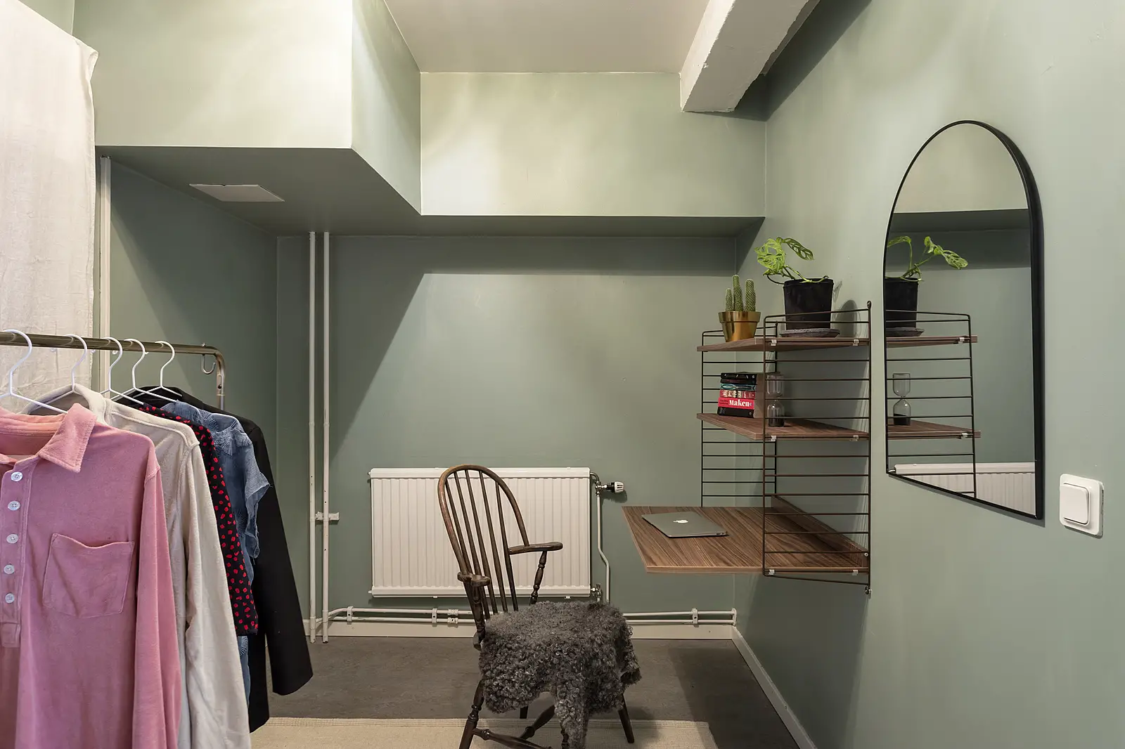 带有天窗的瑞典复式公寓房间-9