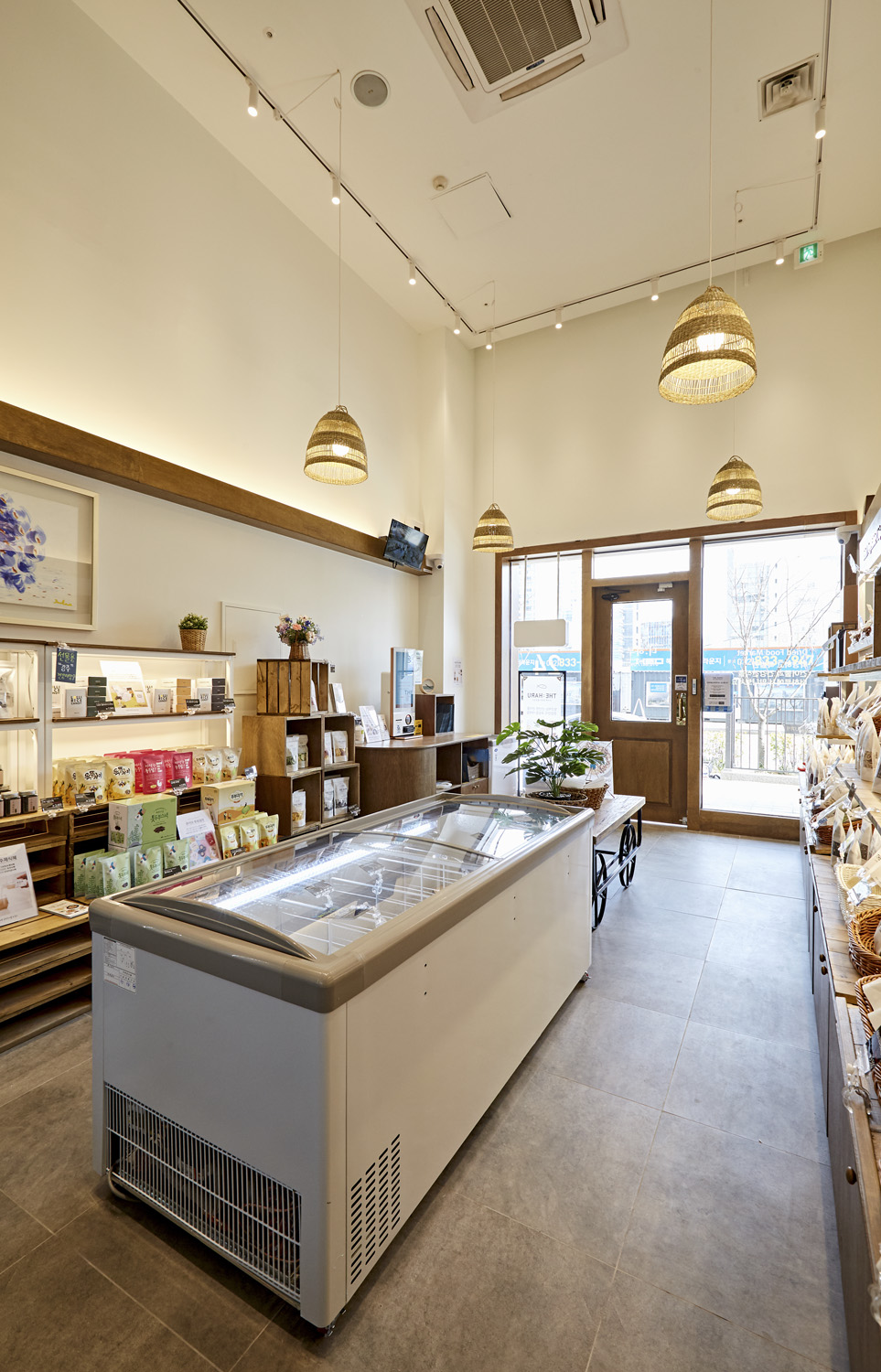 10 坪无人超市的白色与木纹之美-10