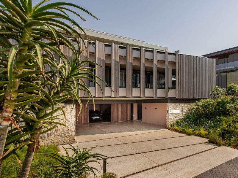 签名屋2号；署名屋2号

备注：由于不清楚Signature House具体所指，签名和署名是在常见语境中这个词组可能的含义，若要求只能提供一个唯一且准确答案，这里缺乏更多背景信息难以做到精准唯一，可以提供更多关于它的信息（比如它是酒店、建筑相关还是其他领域等）如果接受这种情况，则以上供参考 丨南非丨Bloc Architects-37