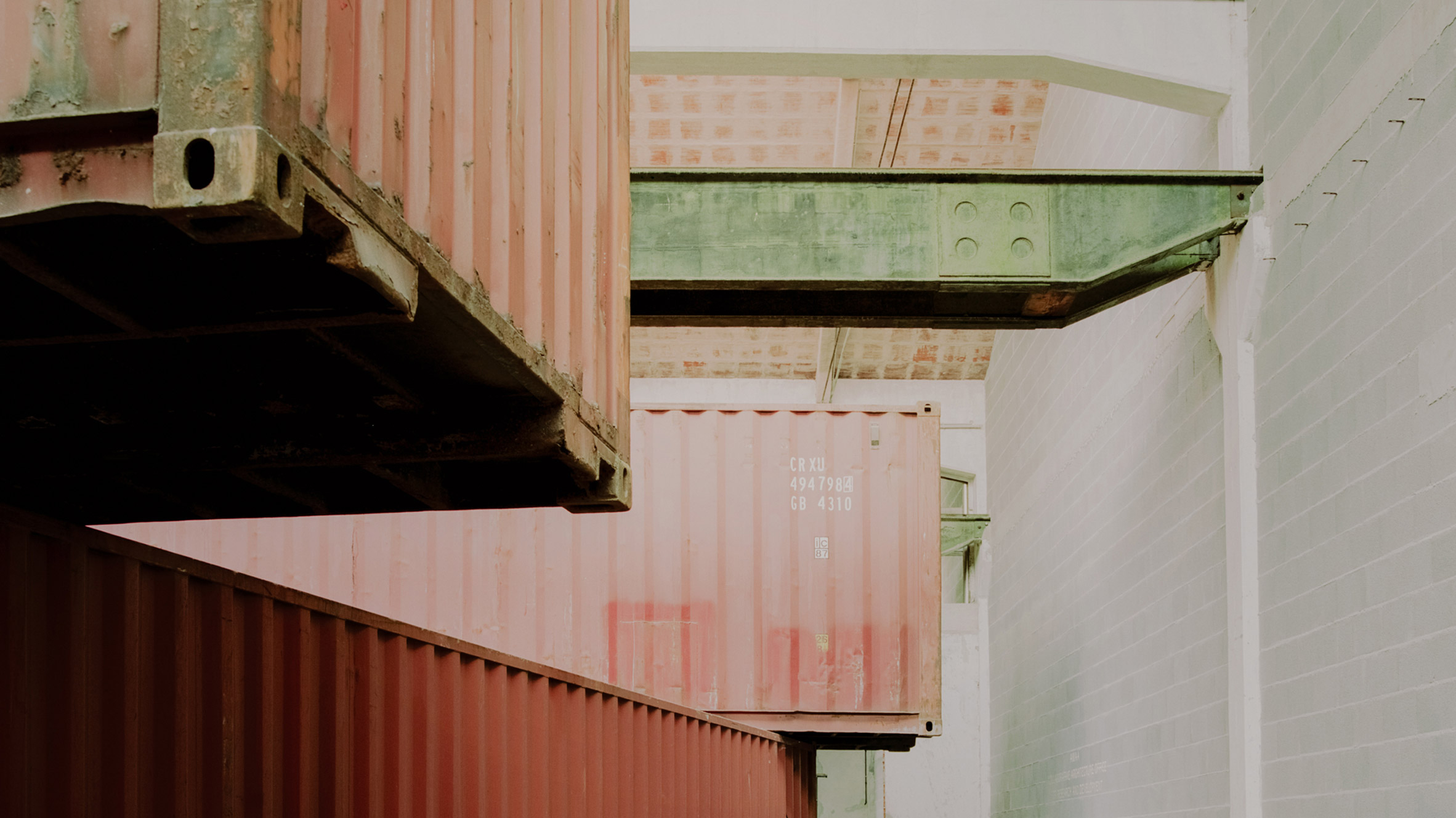 空间中的空间 | 意大利工厂里的集装箱创意设计-0